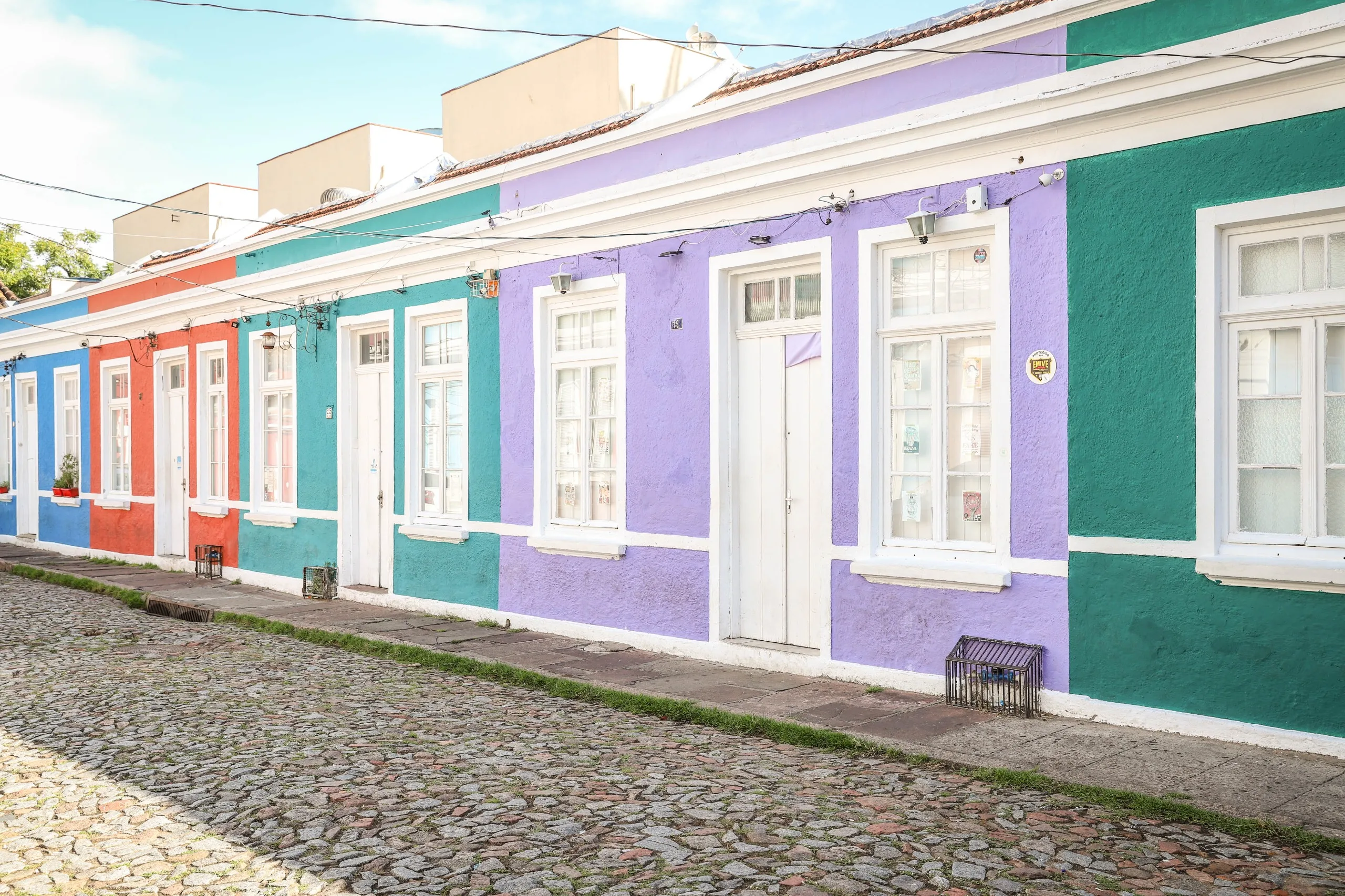 A Travessa dos Venezianos tem um conjunto de 17 casas populares tombadas pelo município, coloridas, a mais fulgurante de Porto Alegre