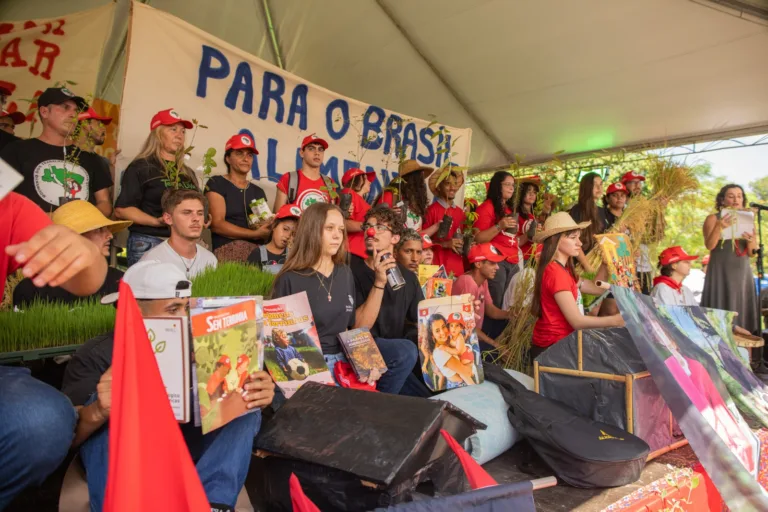 Mística marca abertura da colheita e homenageia Frei Sérgio em festa do arroz agroecológico