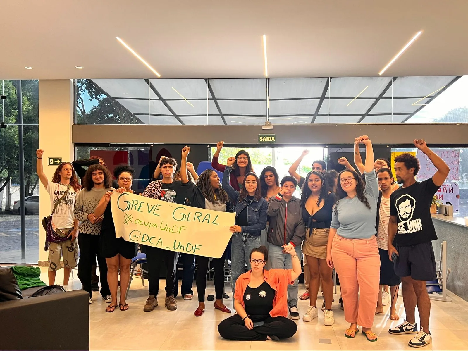 Estudantes da UnDF erguem cartaz de “greve geral” durante ocupação do Campus Norte