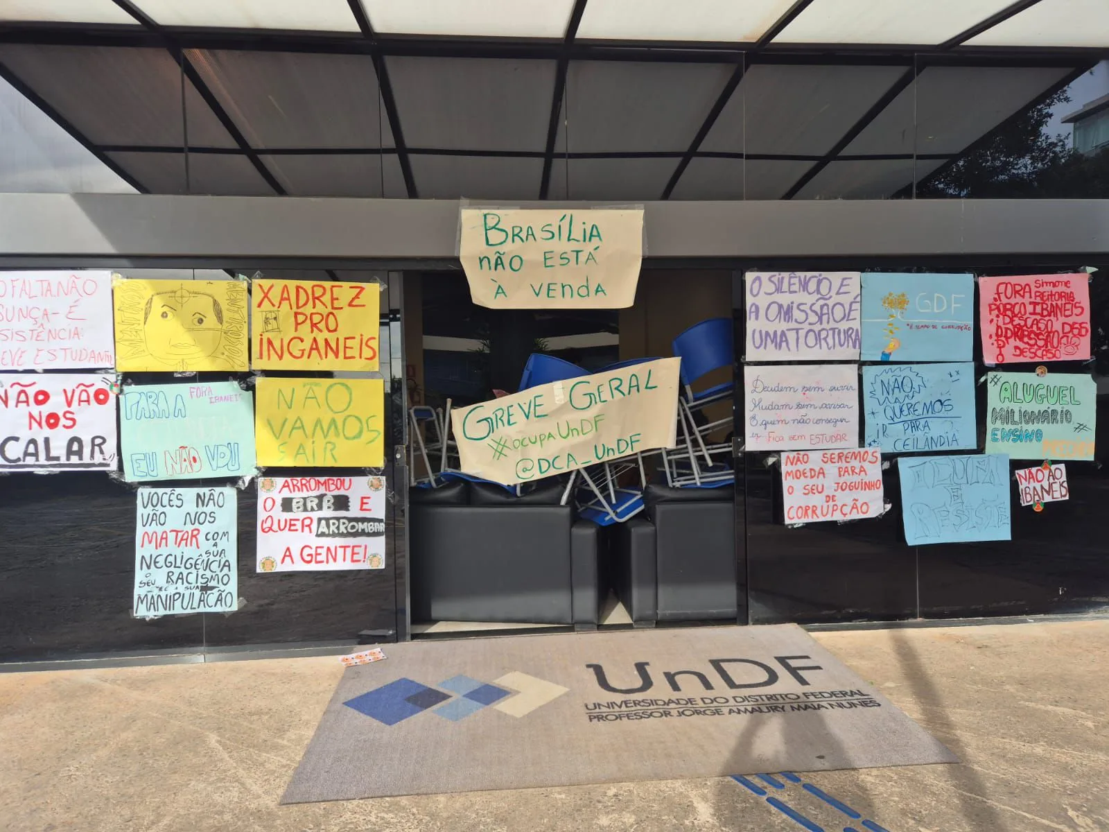 Estudantes ocupam a UNDF em meio à greve e tensão com a reitoria, que acionou a Justiça para reintegração de posse.