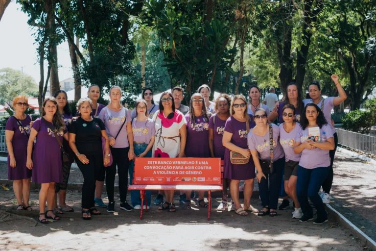 Feira da Vivi promove economia solidária, cultura e conscientização sobre feminicídios no RS