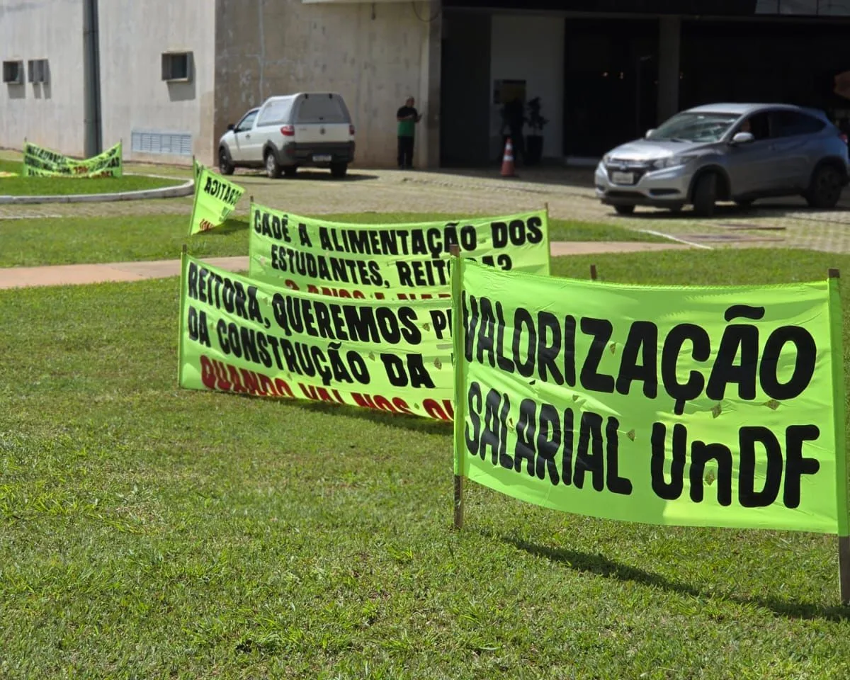 Docentes da UnDF mantêm greve e denunciam judicialização como tentativa de enfraquecer o movimento.
