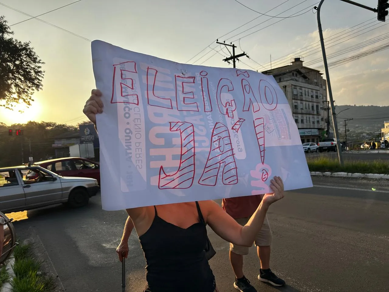Manifestantes ocupam as ruas, em Viamão, cobrando o direito ao voto e criticando decisões judiciais