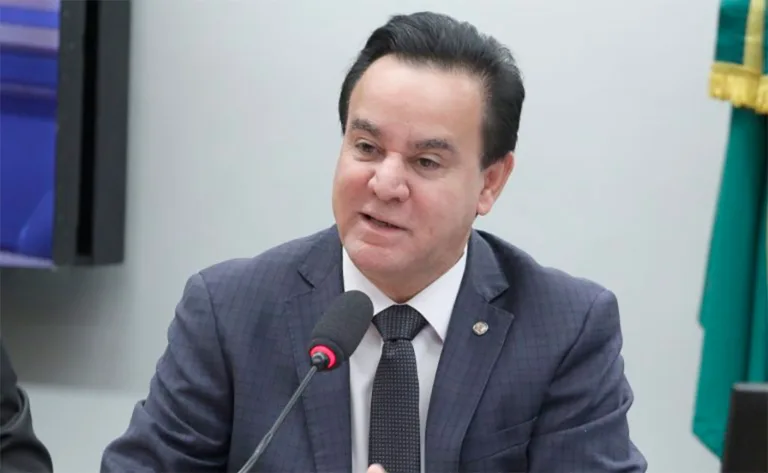Pai de Fabiana Bolsonaro, deputado Adilson Barroso também fraudou cotas raciais em 2022