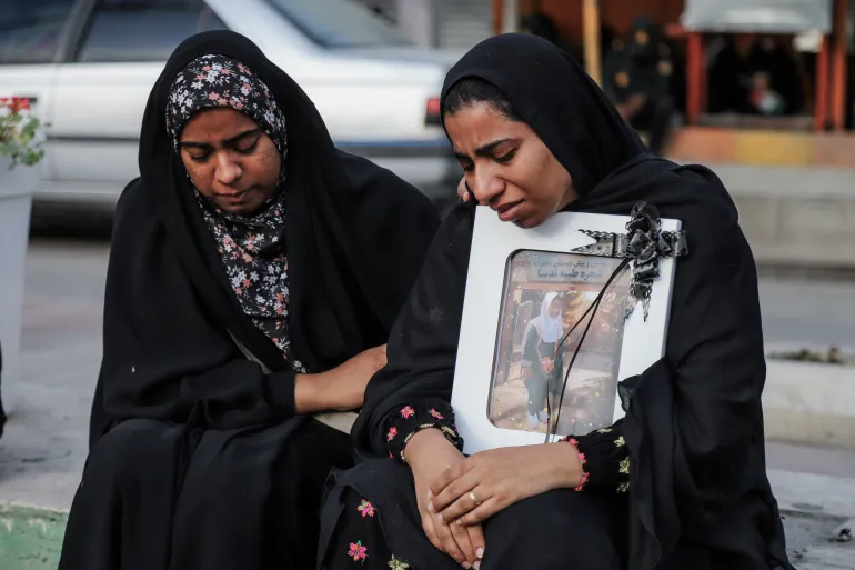 Mães e familiares participam do funeral de pelo menos 168 pessoas, em sua maioria crianças, mortas no bombardeio dos EUA à escola primária de meninas em Minab, no sul do Irã, considerado um dos mais graves crimes de guerra das forças agressoras