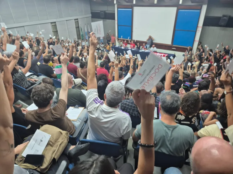 Greve dos professores da Uerj é deflagrada por recomposição salarial