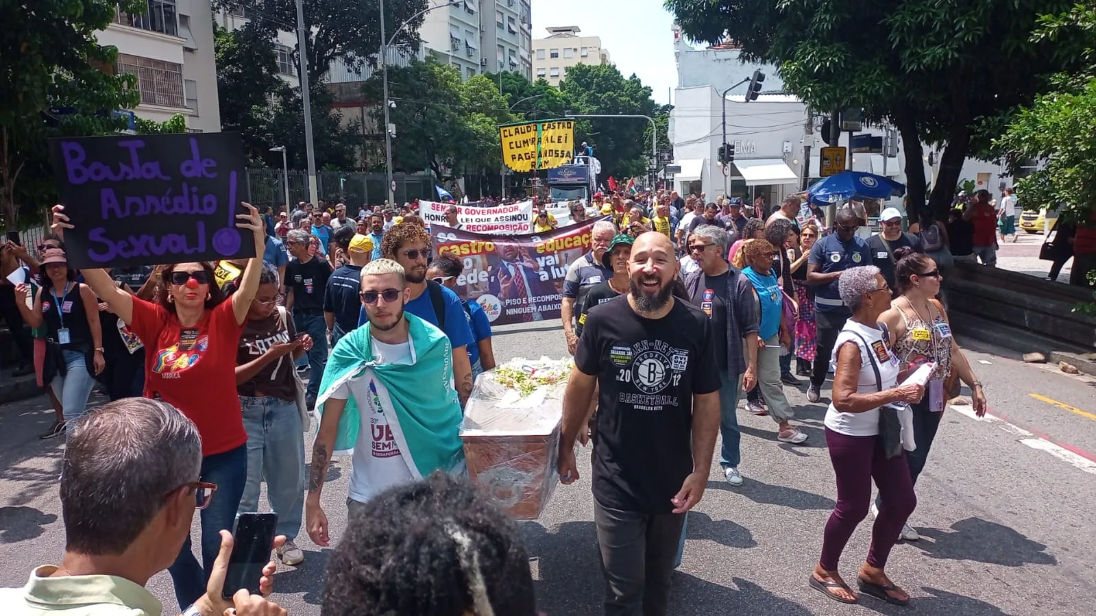 Manifestantes realizam enterro simbólico do governador Cláudio Castro diante do descaso com a educação