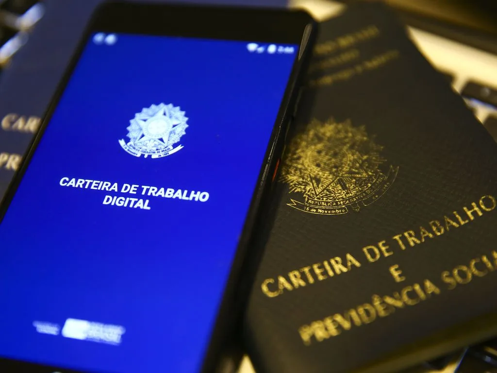No trimestre terminado em fevereiro, o Brasil tinha 102,1 milhões de pessoas ocupadas e 6,2 milhões à procura de trabalho