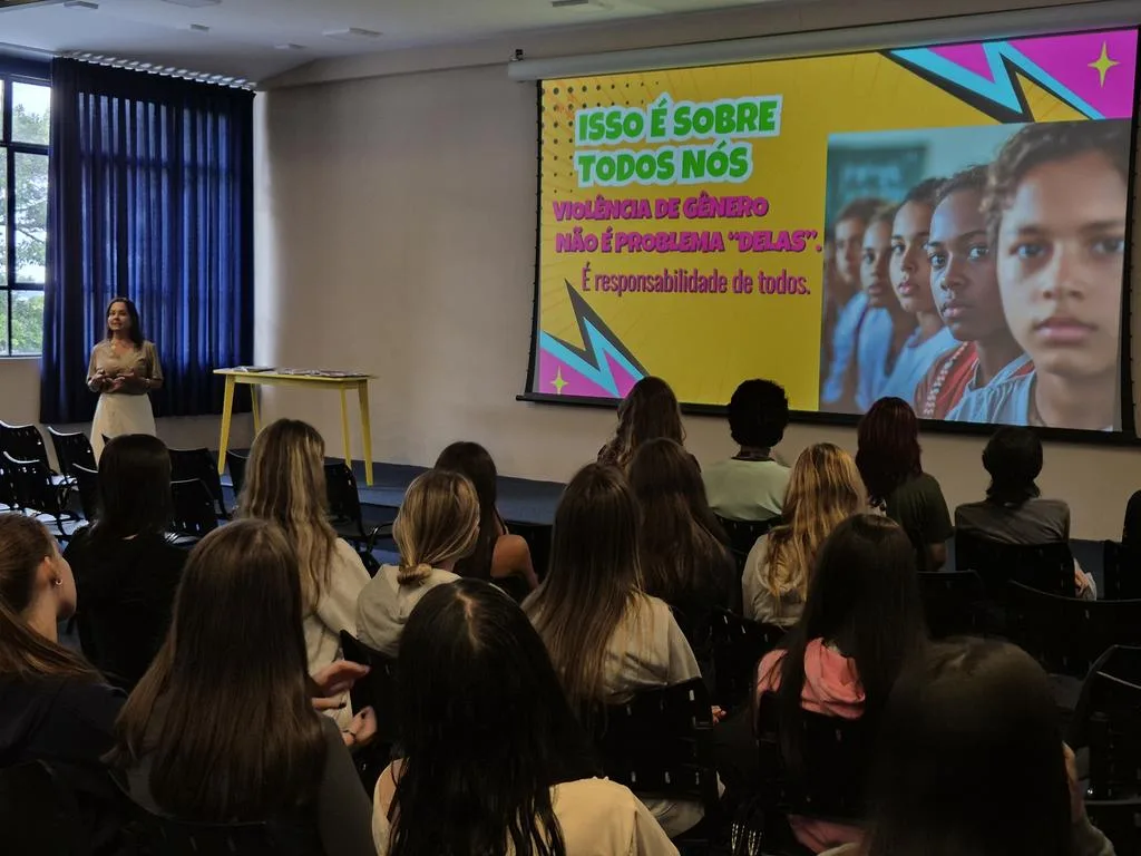 Cartilha educativa “Não é Drama, é Violência” foi lançada em evento com estudantes no Colégio João Paulo I, em Porto Alegre