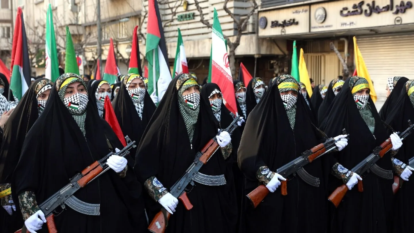 Membros femininas do Bassij, milícia paramilitar iraniana