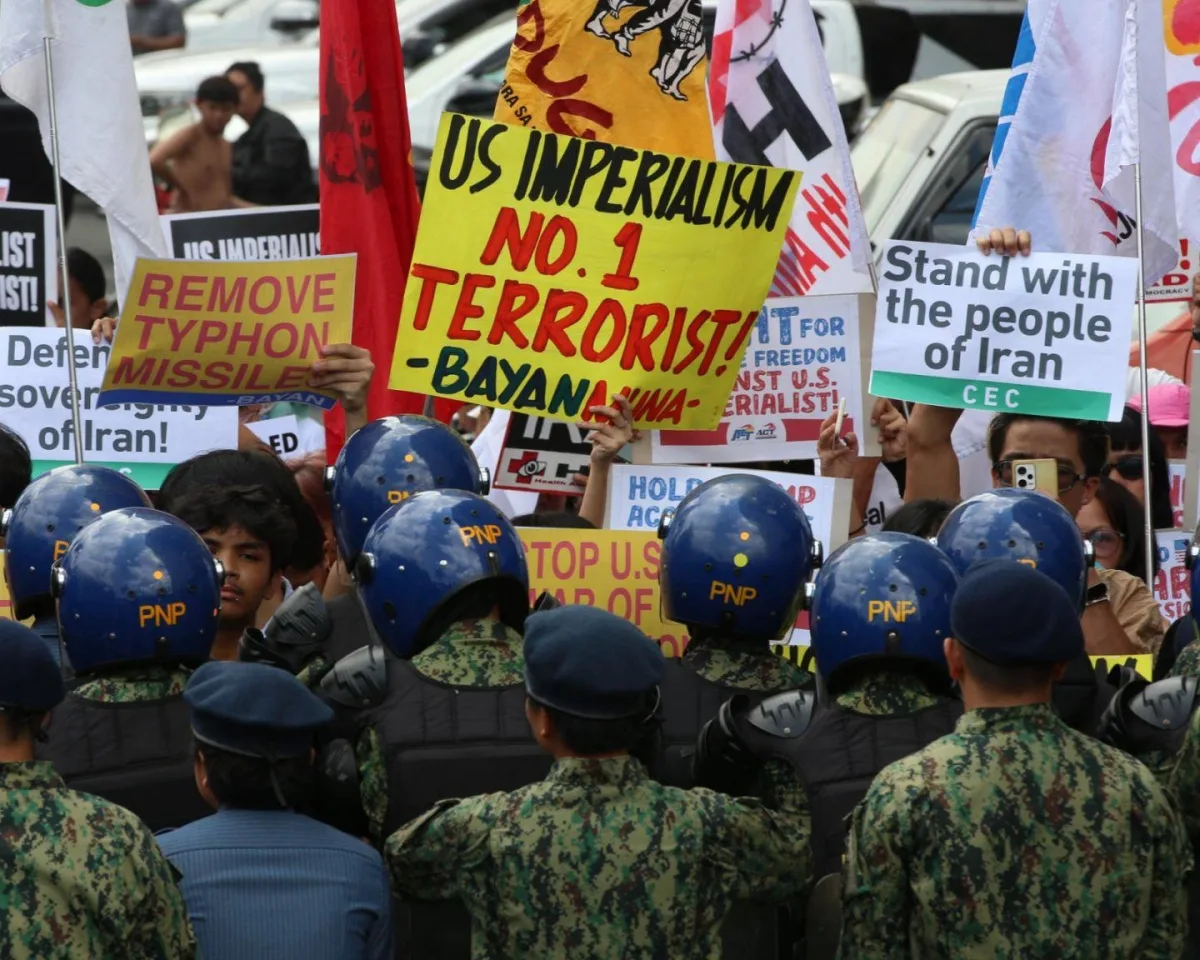 Grupos de diversos setores se reuniram na embaixada dos Estados Unidos em Manila para condenar os bombardeios contínuos e guerras de agressão promovidos pelos EUA e Israel em diferentes partes do mundo. Com apelos por paz e justiça, os manifestantes exigem o fim da intervenção militar que destrói comunidades, causa mortes de crianças, viola direitos humanos internacionais e provoca uma crise econômica que também é sentida nas Filipinas