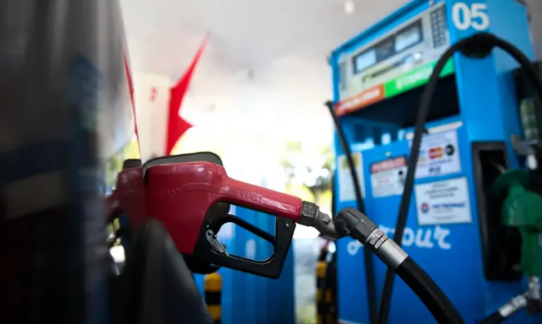 Governo exige que distribuidoras expliquem alta abrupta nos preços dos combustíveis 