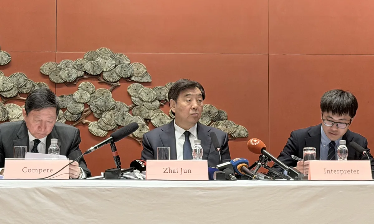 Zhai Jun, enviado especial da China para o Oriente Médio, durante sua missão de vários dias pela região. Com aeroportos fechados, a comitiva viajou de ônibus entre países, enquanto interceptores explodiam no céu. Ele falou sobre a missão durante conferência de imprensa em Pequim, reforçando o compromisso da China com a soberania do Irã, o direito internacional e o multilateralismo na diplomacia da paz.