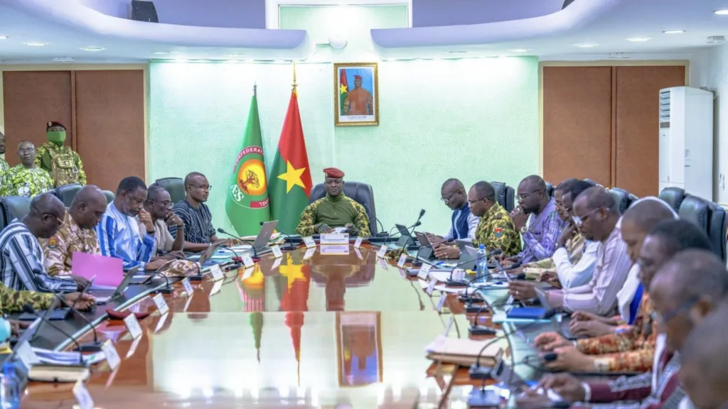 Gabinete presidencial de Burkina Faso com Ibrahim Traore ao centro