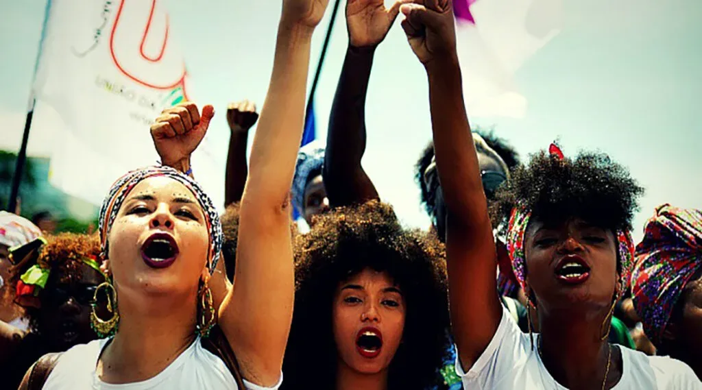Ato reúne coletivos feministas e movimentos sociais em defesa da democracia e contra a violência de gênero