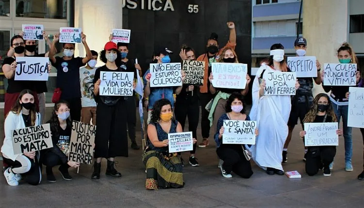 Cerca de 50 mulheres manifestaram indignação à forma como a Justiça trata casos de violência contra a mulher | Crédito: Ezequiela Scapini