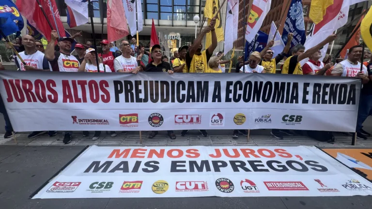 Manifestação na Avenida Paulista, em SP, exige redução da taxa de juros