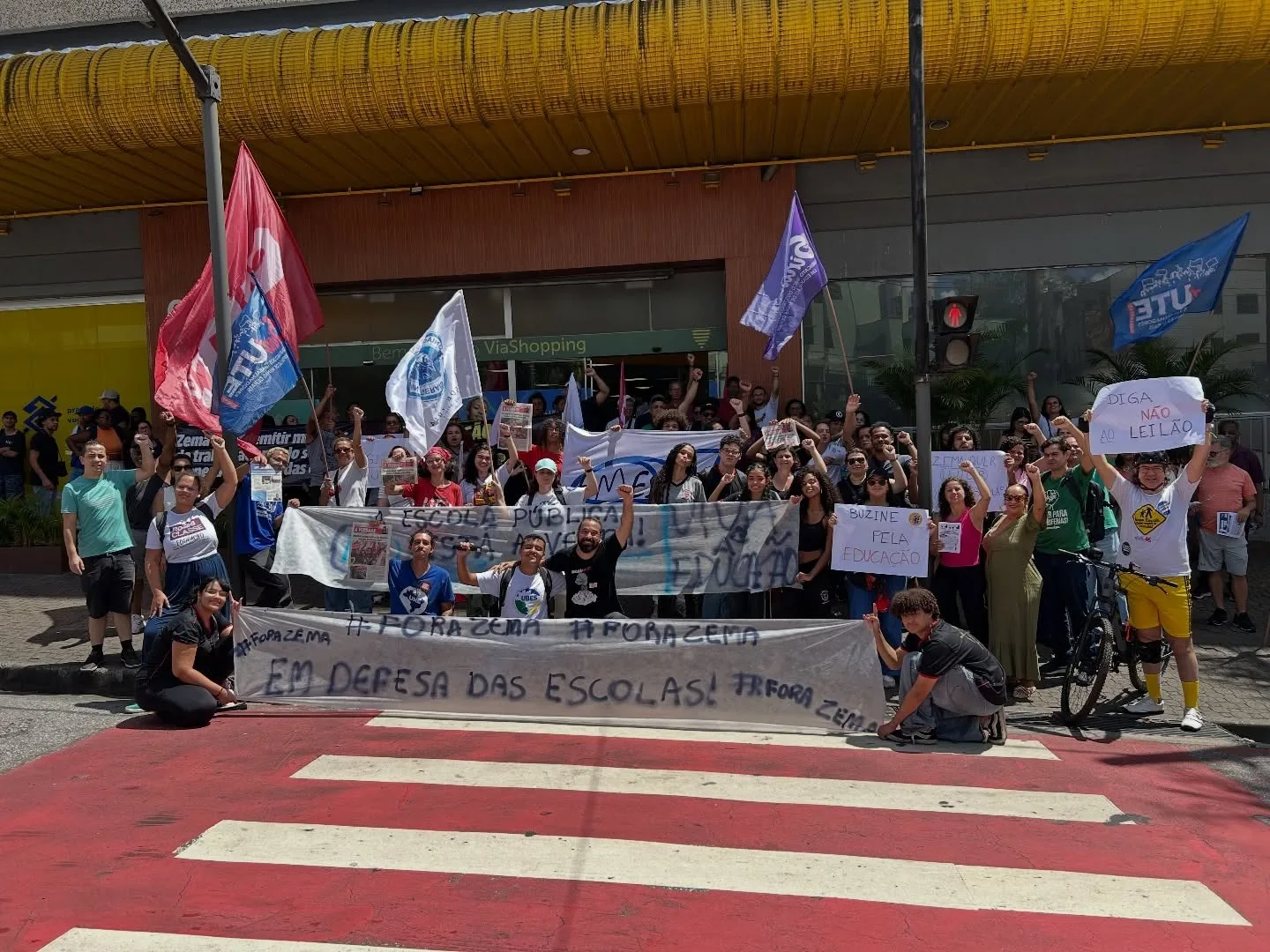Estudantes e trabalhadores protestam na região do Barreiro, na capital mineira