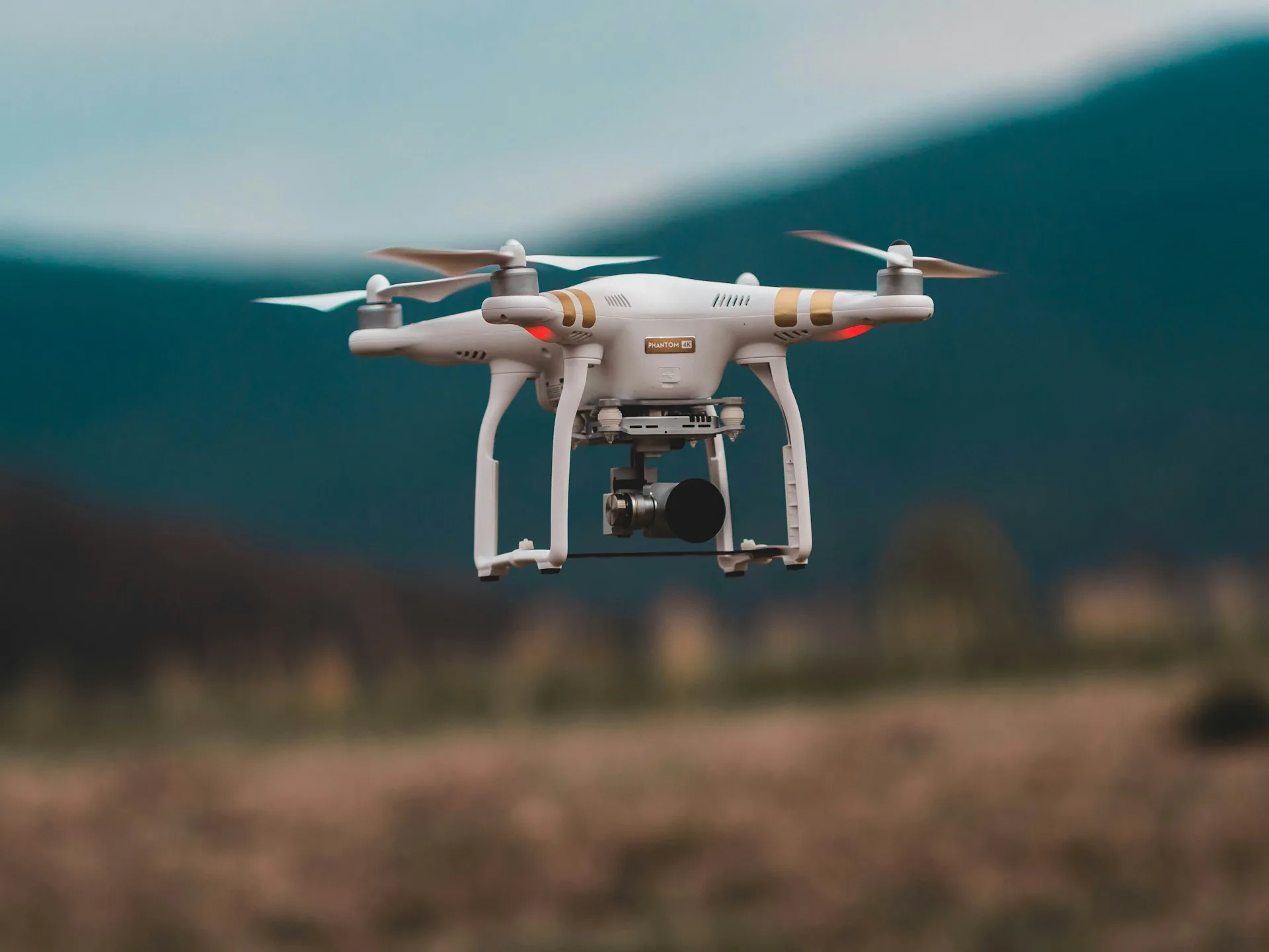 O que está em jogo não é só a criação e introdução de novas armas como os drones; estamos diante da completa reorganização da racionalidade da guerra e de suas conexões com a vida econômica, política e social