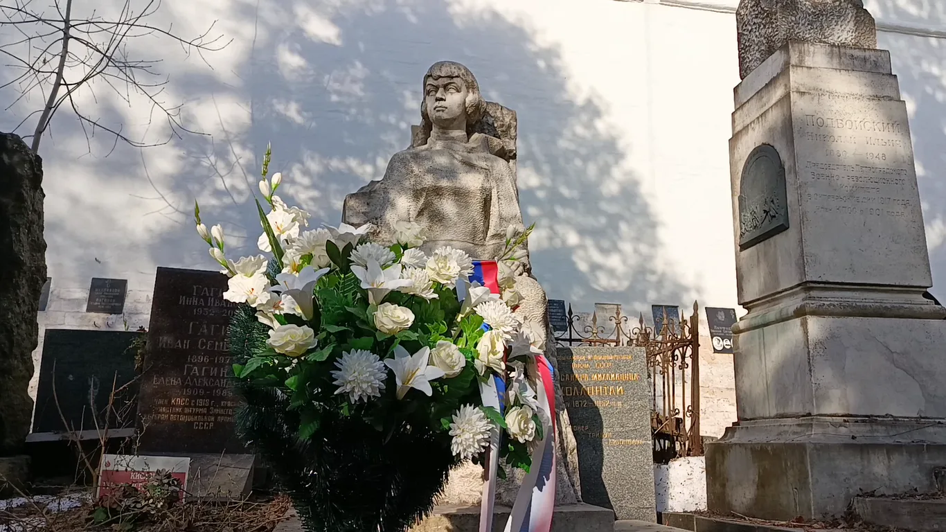 Estátua em homenagem à Alexandra Kollontai, em seu túmulo, no Cemitério Novodevichy, em Moscou