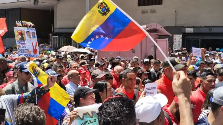 Venezuelanos vão às ruas pelo fim das sanções econômicas dos EUA