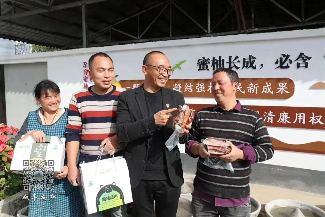 Jiao Xian, deputado do Congresso Nacional do Povo por Hubei, com agricultores da província