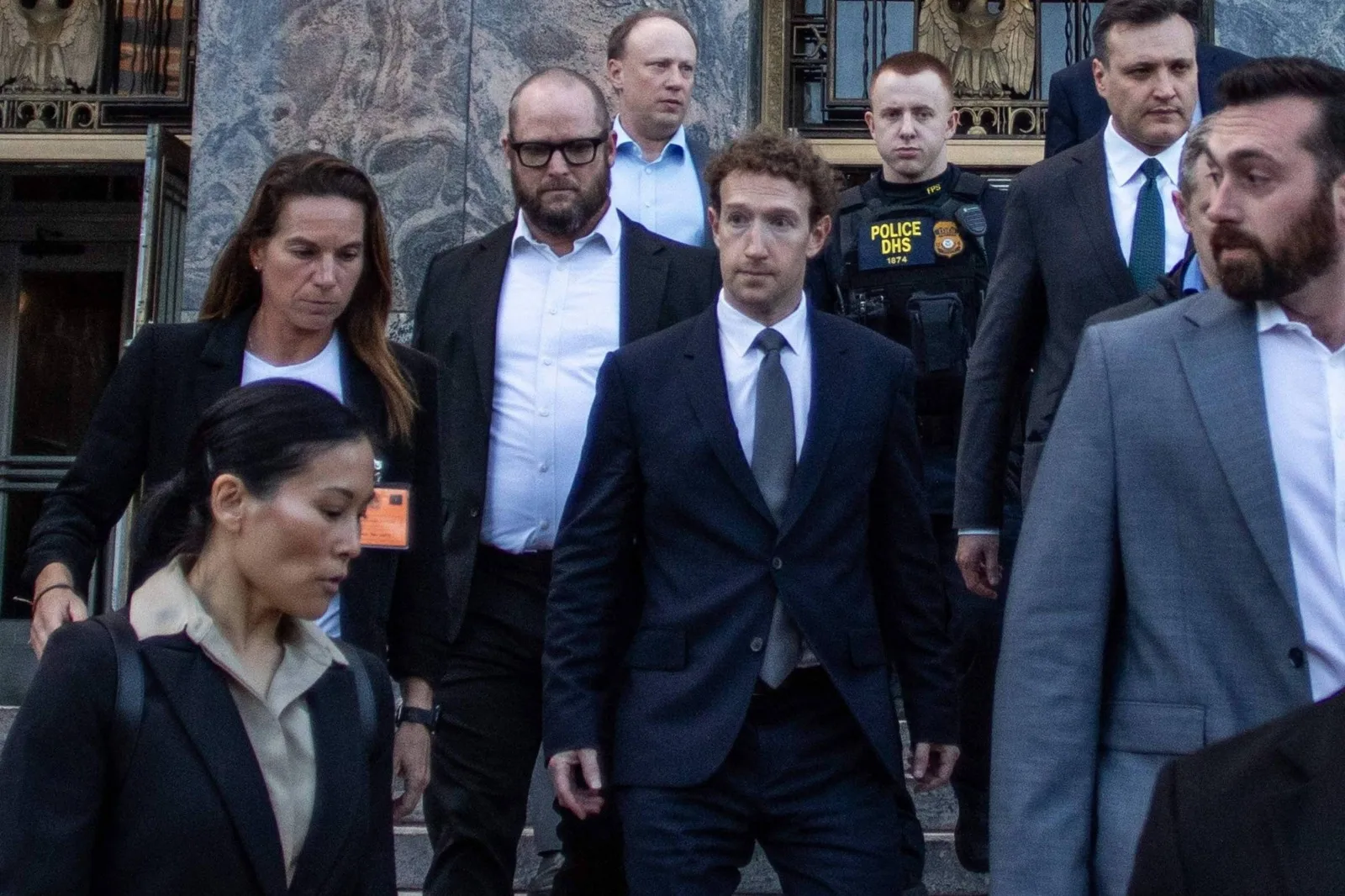 Mark Zuckerberg, CEO da Meta, saindo do tribunal de Los Angeles após depor em julgamento sobre vício em redes sociais.