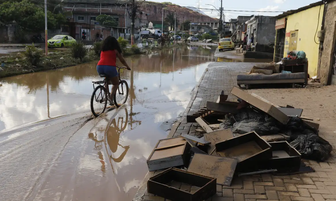 Moradores do RJ sofrem impacto desigual das fortes chuvas