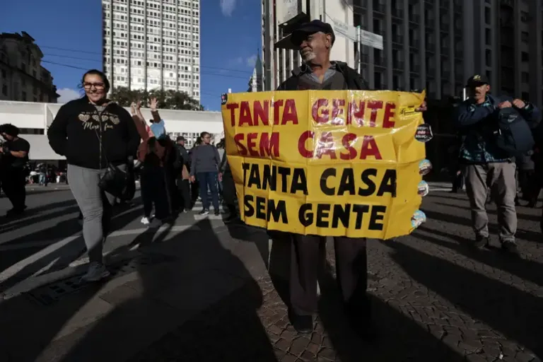 Trabalho precarizado e moradia inacessível: o retrato da crise urbana no Brasil
