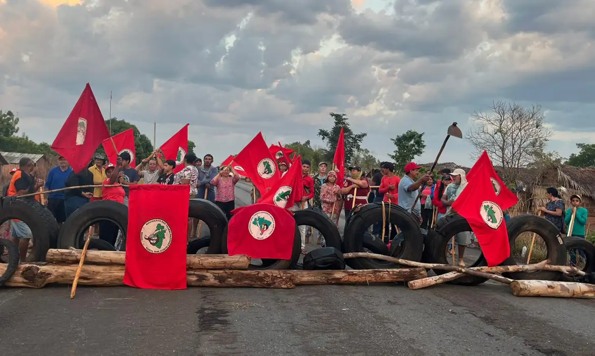 Trabalhadores sem-terra bloqueiam rodovia em Tocantins, em setembro de 2025, para pressionar pela desapropriação de duas propriedades rurais (Foto: MST/Divulgação)