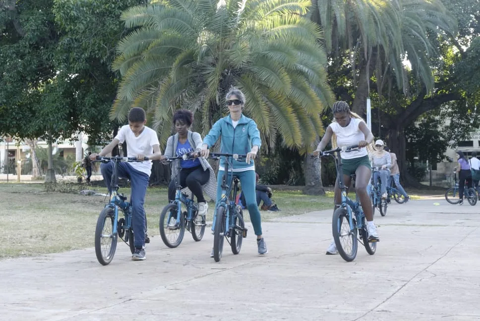 Mulheres aprendem a pedalar em Havana
