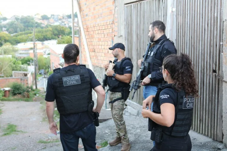 Policiais em ação da 'Operação Mulher Segura'