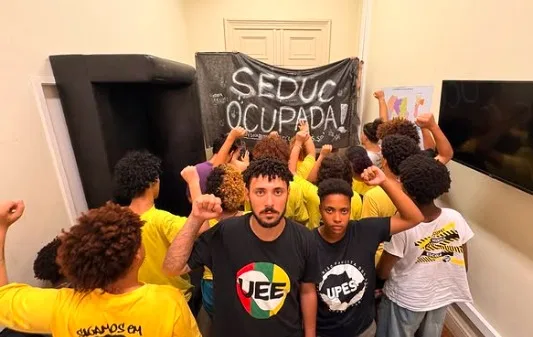 PM agride estudantes que ocupavam Secretaria de Educação em SP