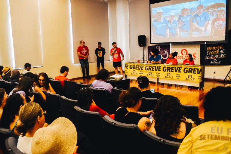 Greve de trabalhadores de universidades e institutos federais chega à terceira semana no RS
