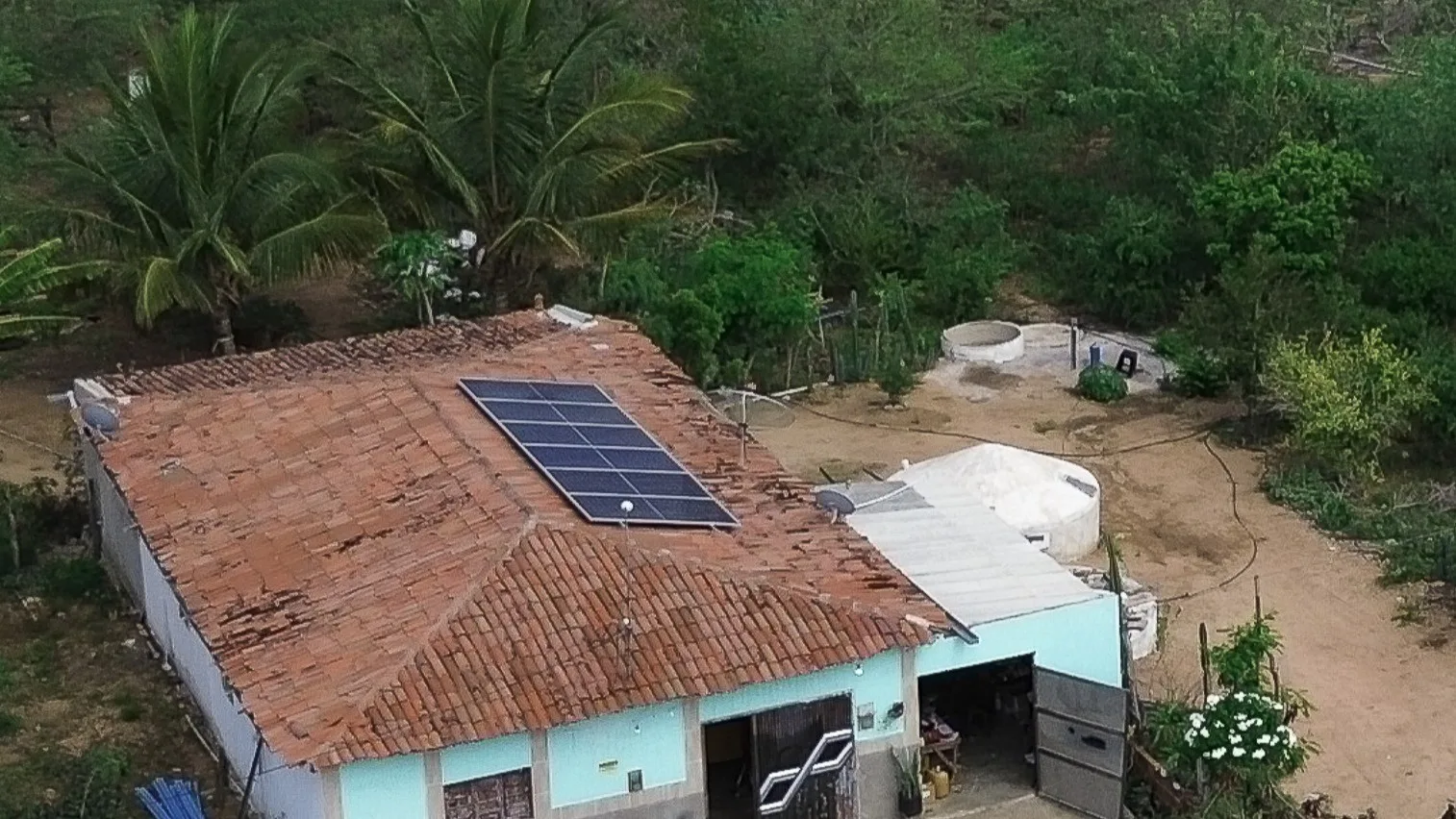 Casa no semiárido com placas de energia solar