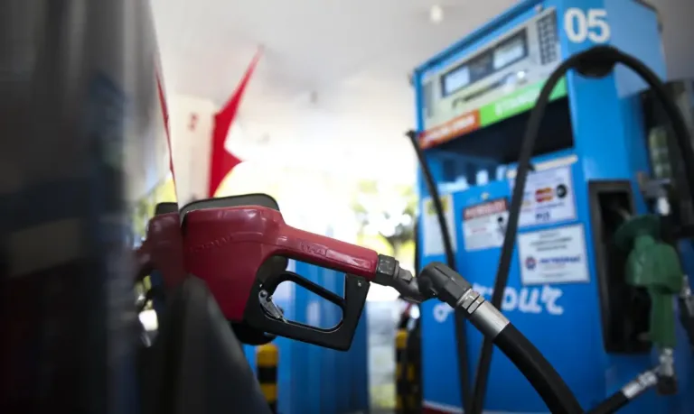 'Petrobras equilibra preço na refinaria, mas não controla depois', diz FUB sobre distribuição