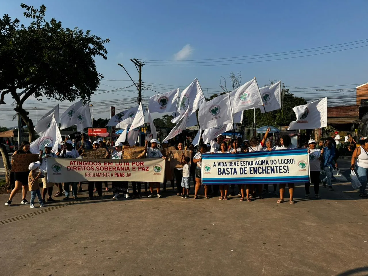 Atingidos por enchentes durante protesto no sábado (14) no centro de São Miguel Paulista