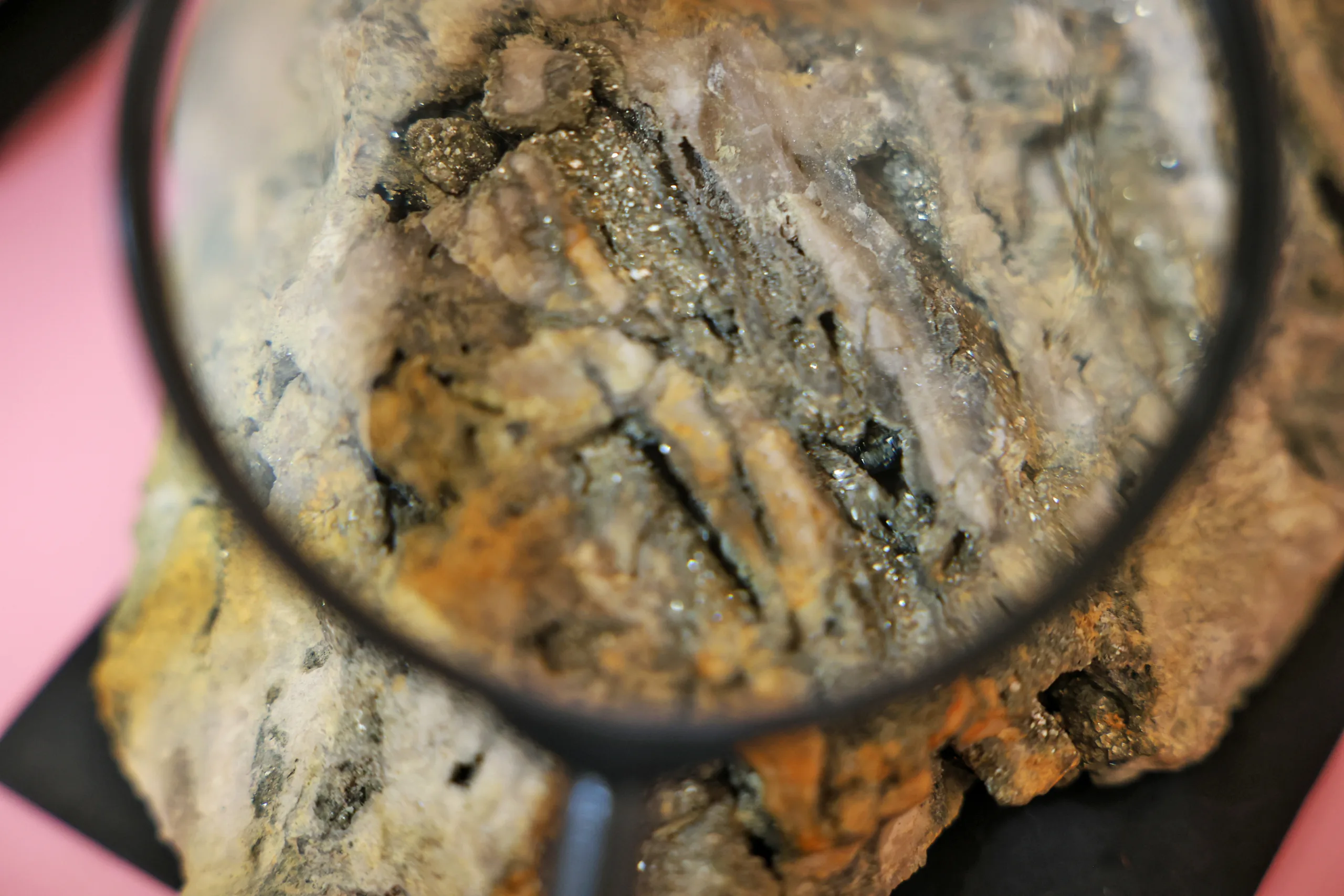 Governo de Donald Trump foca em minerais essenciais para a defesa e a tecnologia, como a bauxita e o coltan.