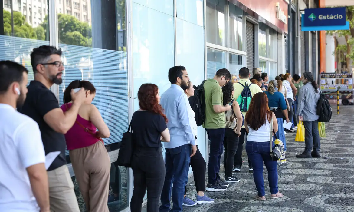 Candidatos chegam ao local de prova do Concurso Nacional Unificado (CNU), no centro do Rio de Janeiro. Foto: Tomaz Silva/Agência Brasil© Tomaz Silva/Agência Brasil