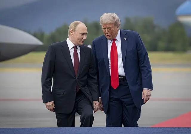 O presidente Donald J. Trump recebe o presidente russo Vladimir Putin na Base Conjunta Elmendorf-Richardson, Anchorage, Alasca, 15 de agosto de 2025 Wikimedia Commons/Benjamin D Applebaum