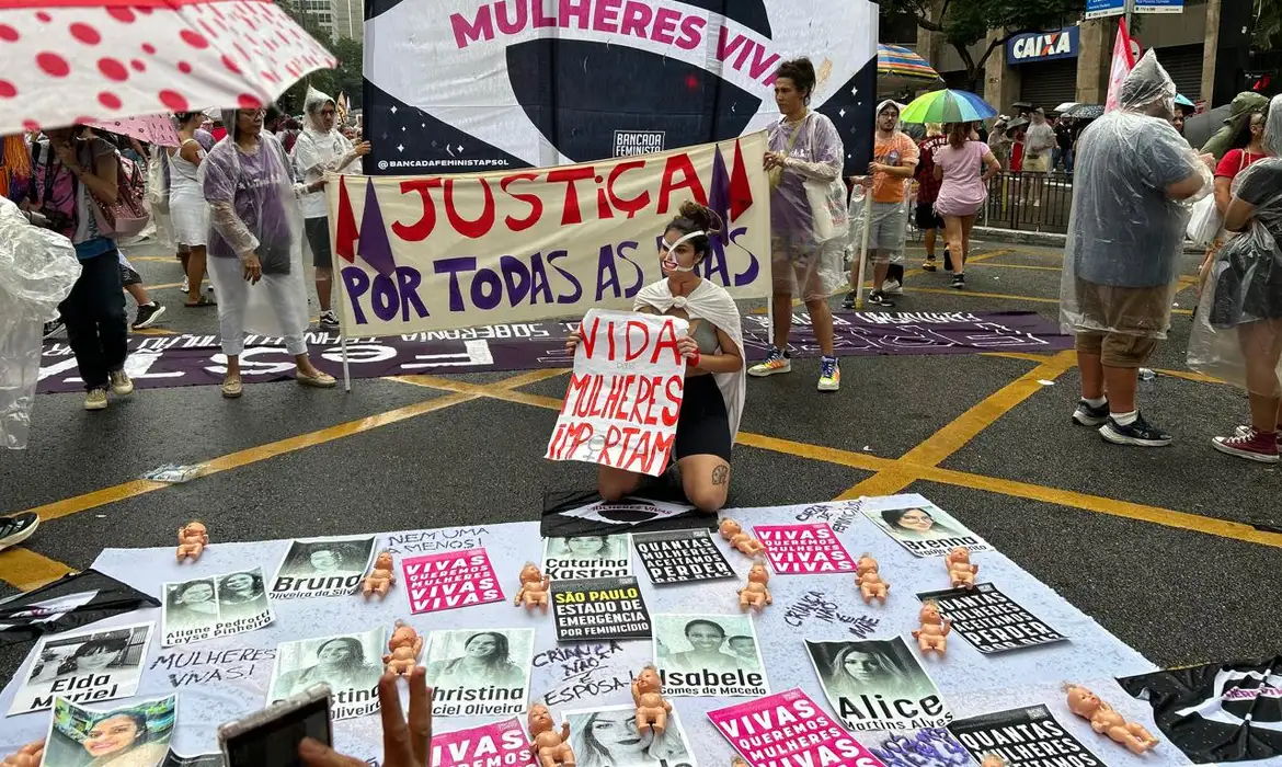 Marcha das mulheres pede fim da violência e defende fim da escala 6x1