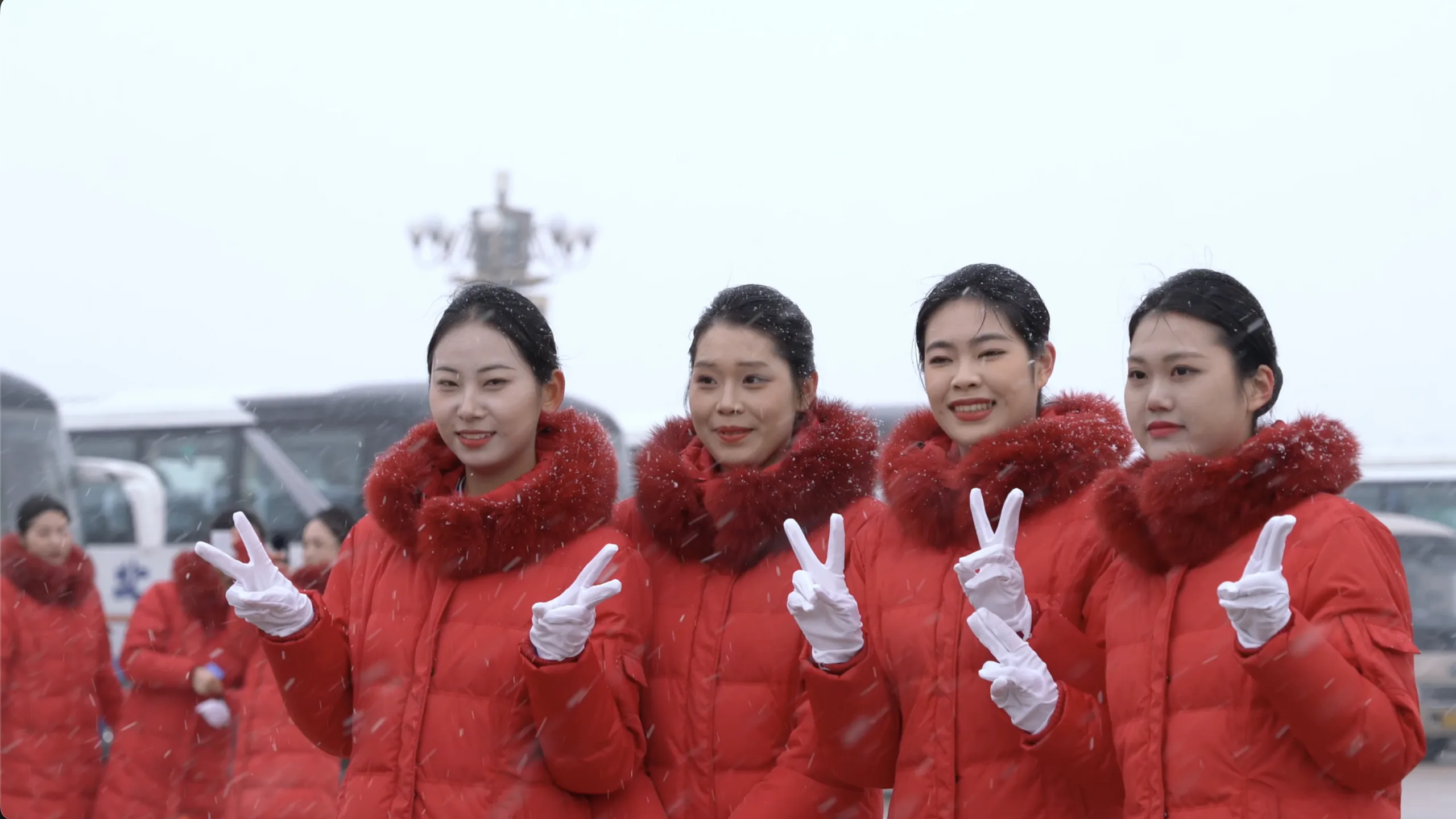 Funcionárias do governo da República Popular da China na frente do Grande Salão do Povo, antes da abertura das Duas Sessões. 4 de março de 2025.
