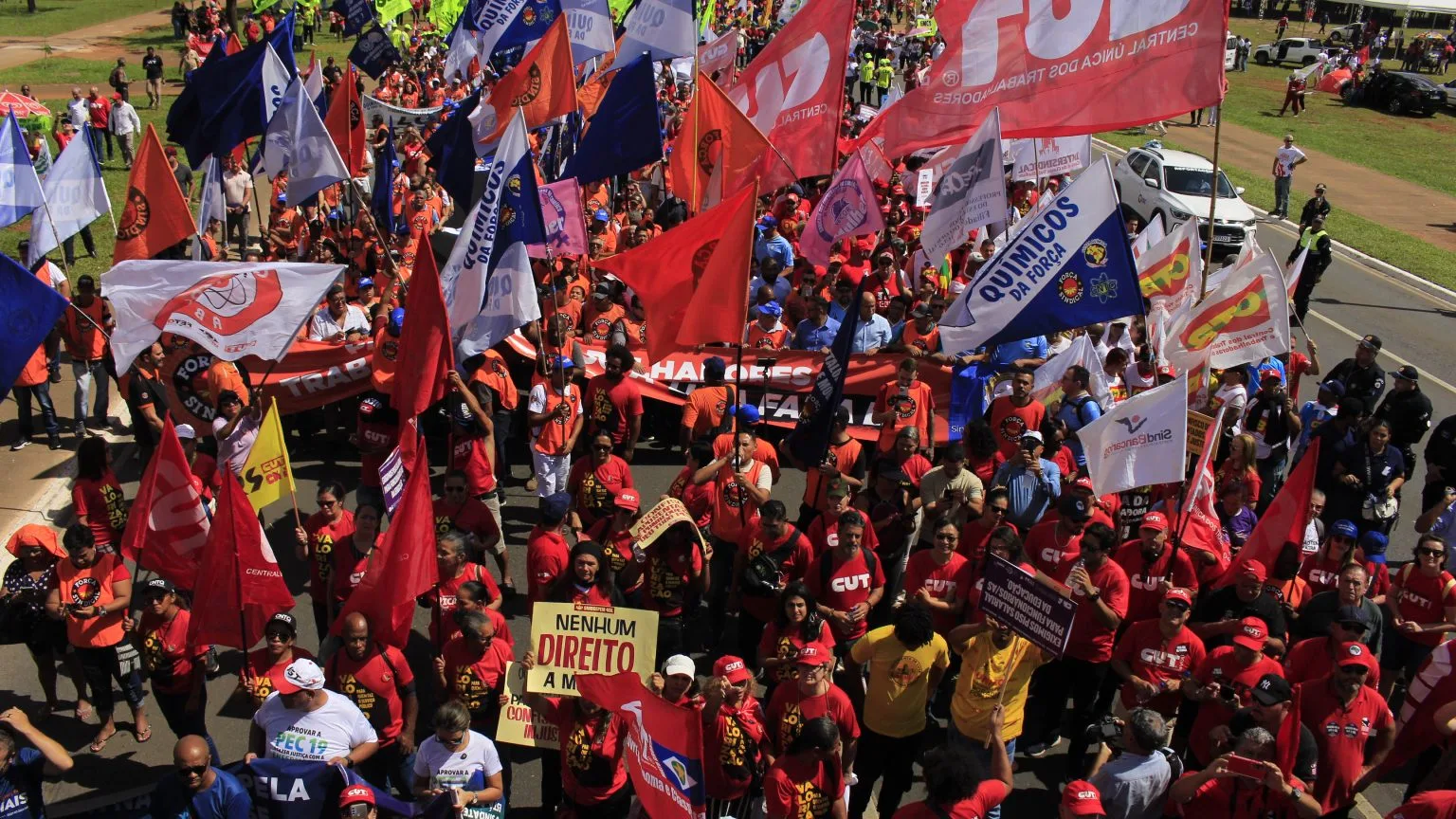 Trabalhadores e trabalhadoras ocupam a Esplanada dos Ministérios em mobilização nacional por direitos e justiça social. | Crédito: Thamy Frisselli/Brasil de Fato DF