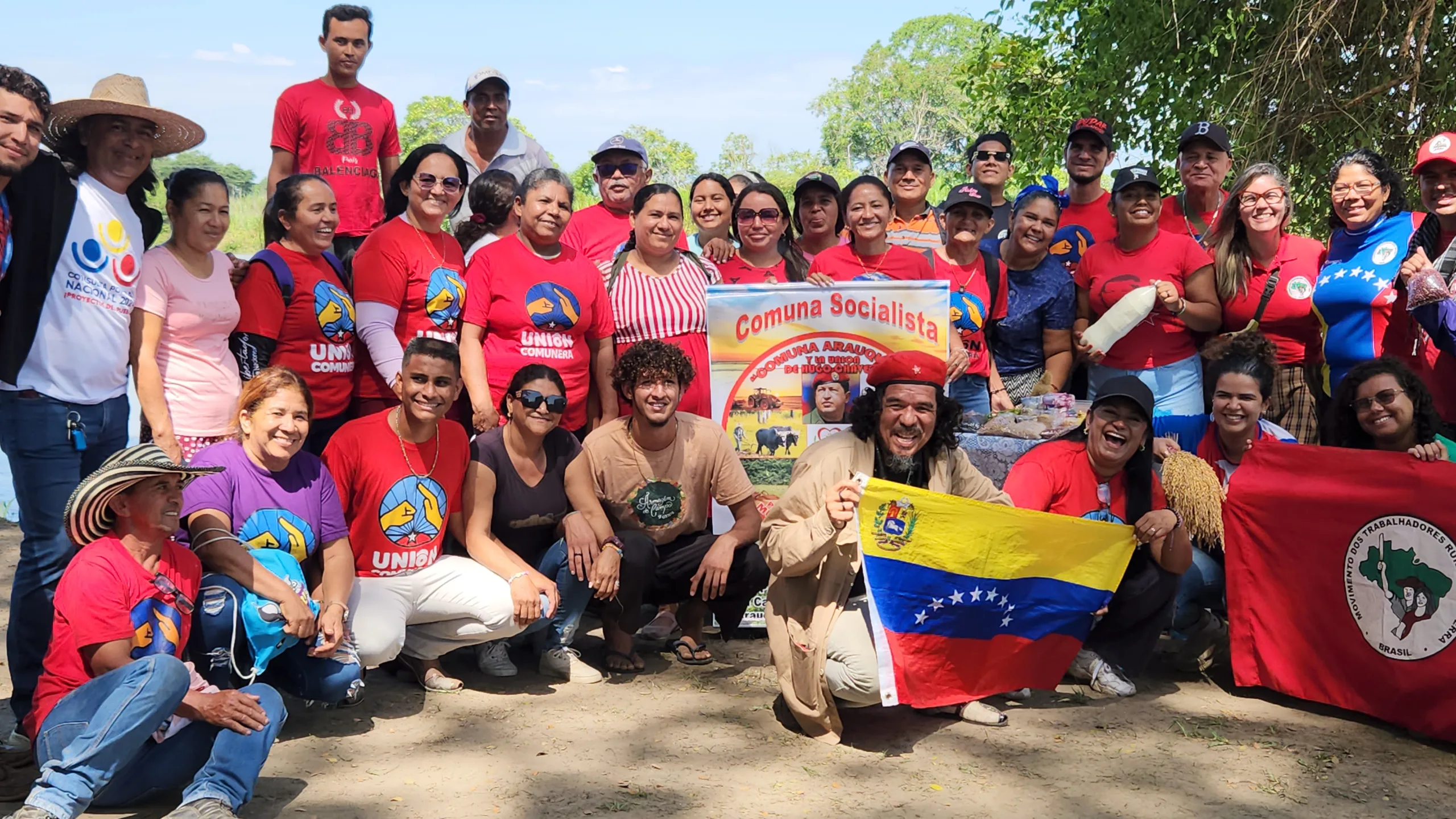 Brigada Internacionalista Hugo Chávez visita comunas na região dos llanos venezuelanos.