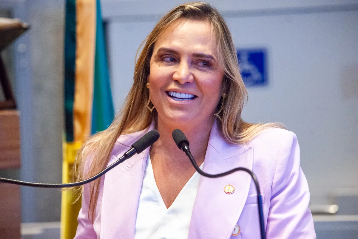 Governadora oficializou pacote de contenção nas contas públicas em meio ao avanço de campanha institucional milionária.