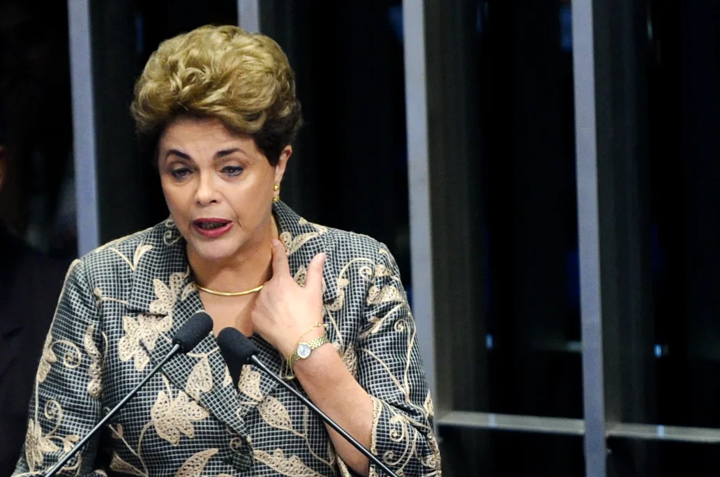 Dilma Rousseff discursa no plenário do Senado Federal durante sessão deliberativa que a afastou da Presidência, em 2016