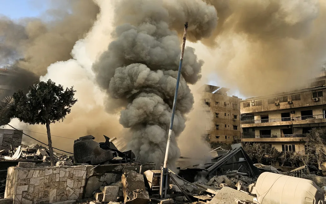 Fumaça sobe após ataque aéreo israelense nos subúrbios do sul de Beirute, área densamente povoada e frequentemente alvo de bombardeios