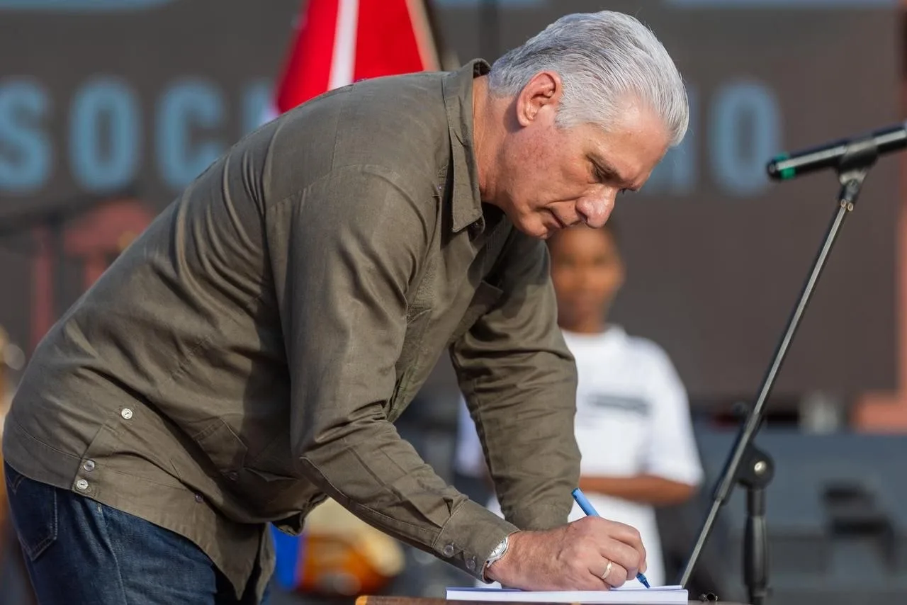 Presidente de Cuba, Miguel Díaz-Canel, assinando a campanha “Minha Assinatura pela Pátria” em 19 de abril de 2026