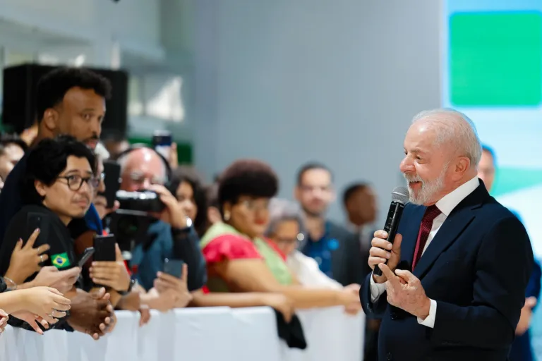 Lula pretende incluir estudantes com dívidas no Fies em programa contra endividamento