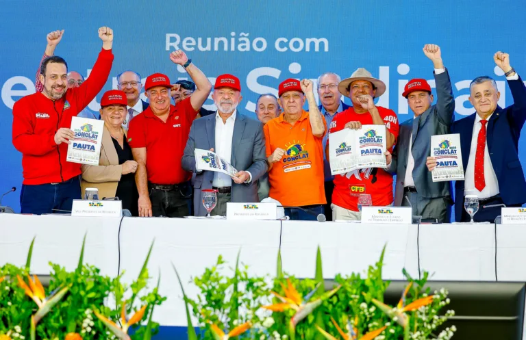 Lula recebe sindicatos e defende fim da escala 6x1